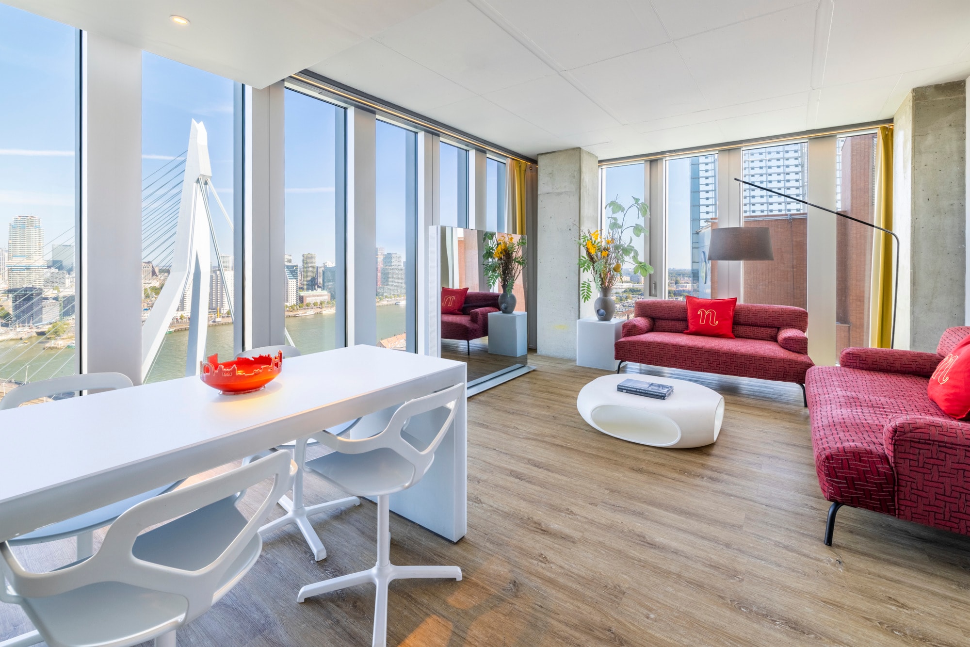 Salon de la suite nhow Rotterdam avec vue panoramique