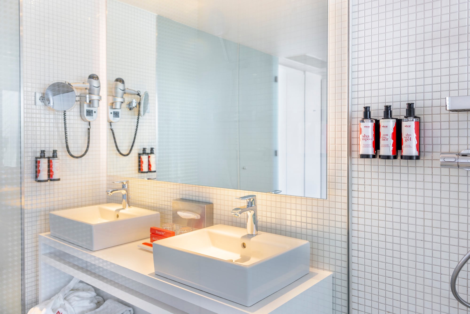 Salle de bain de la Suite nhow Rotterdam avec baignoire et douche italienne