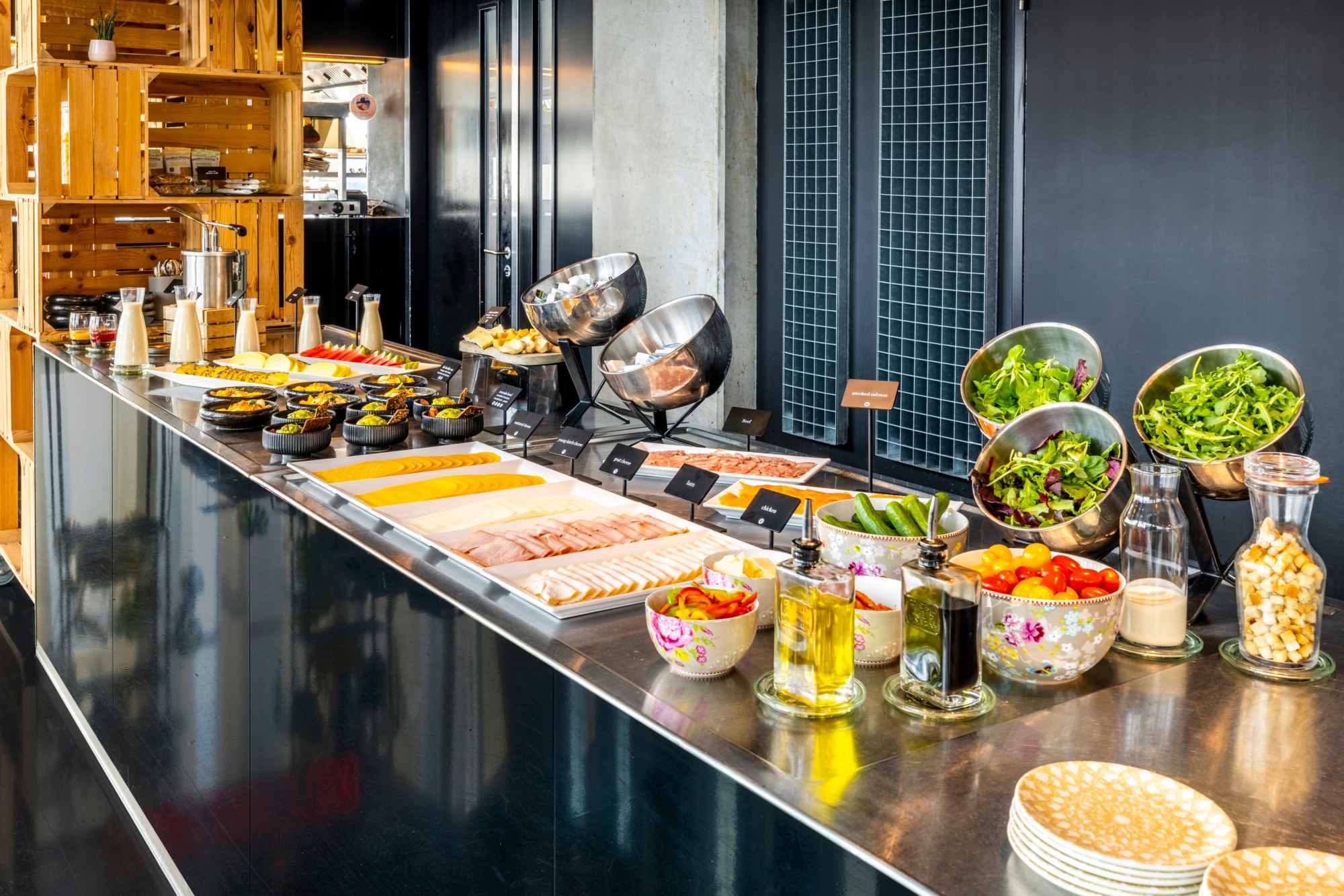 Petit-déjeuner buffet du nhow Rotterdam avec vue panoramique