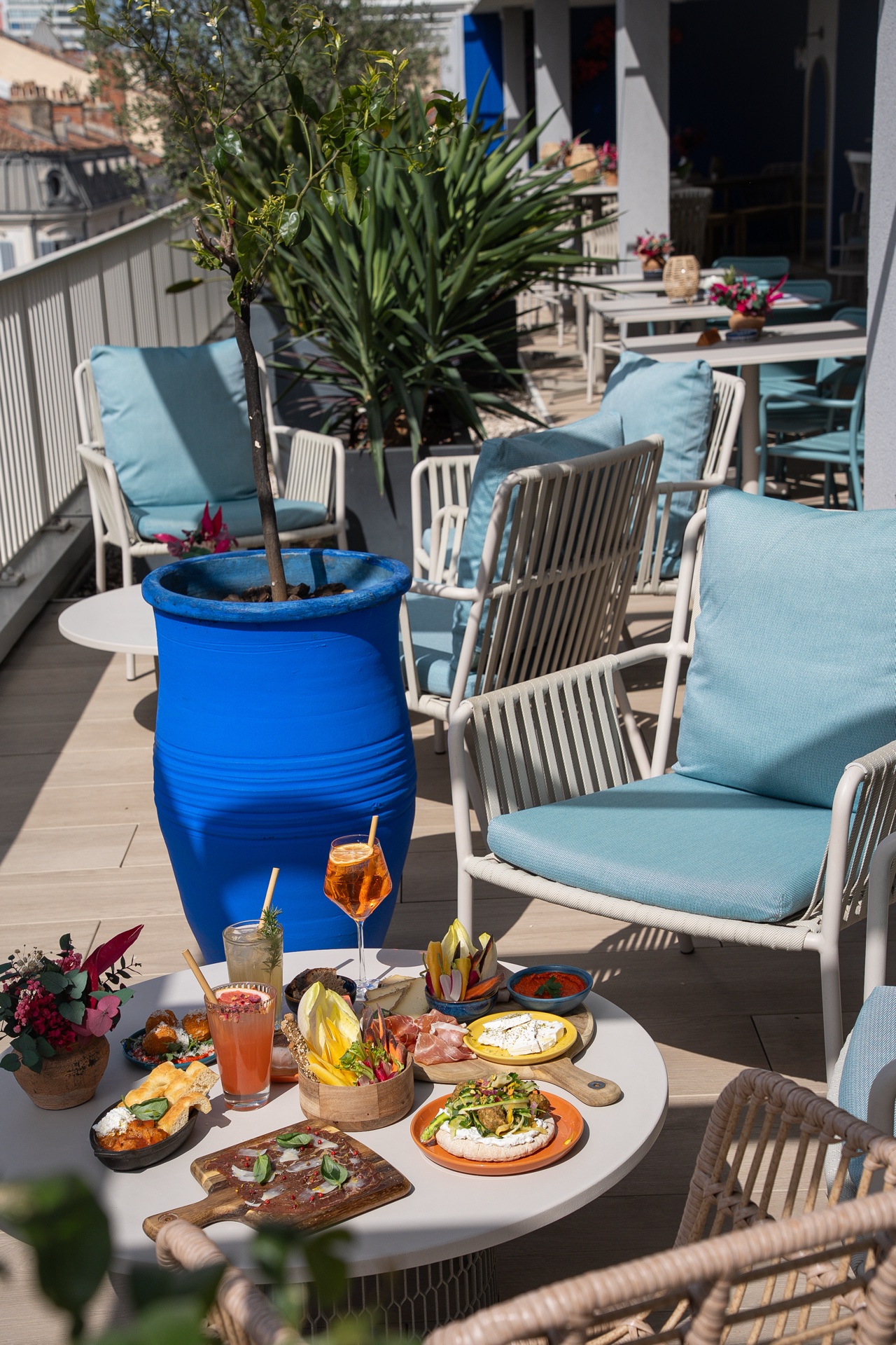 Bar du Faron : signature bleu Majorelle et cocktails signature à l'OKKO HOTELS Toulon
