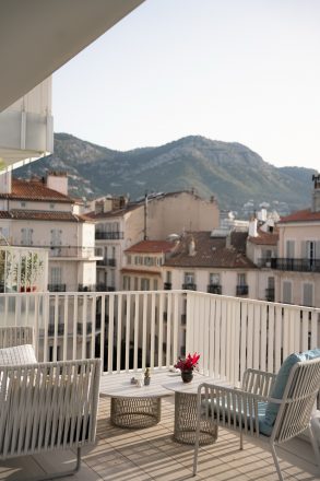 Rooftop Le Faron OKKO HOTELS Toulon : terrasse face au Mont Faron au coucher du soleil