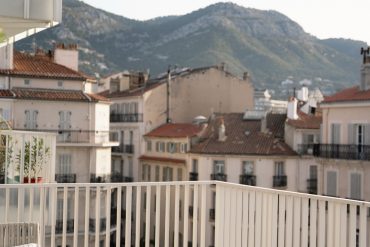 Rooftop Le Faron OKKO HOTELS Toulon : terrasse face au Mont Faron au coucher du soleil