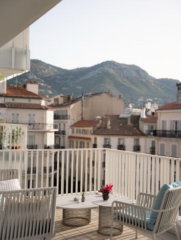 Rooftop Le Faron OKKO HOTELS Toulon : terrasse face au Mont Faron au coucher du soleil