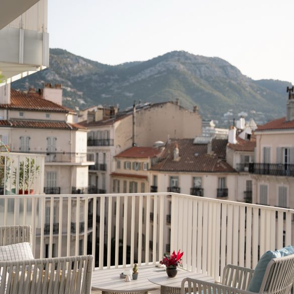 Rooftop Le Faron OKKO HOTELS Toulon : terrasse face au Mont Faron au coucher du soleil