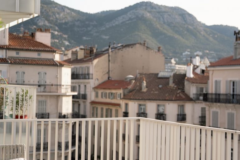 Rooftop Le Faron OKKO HOTELS Toulon : terrasse face au Mont Faron au coucher du soleil