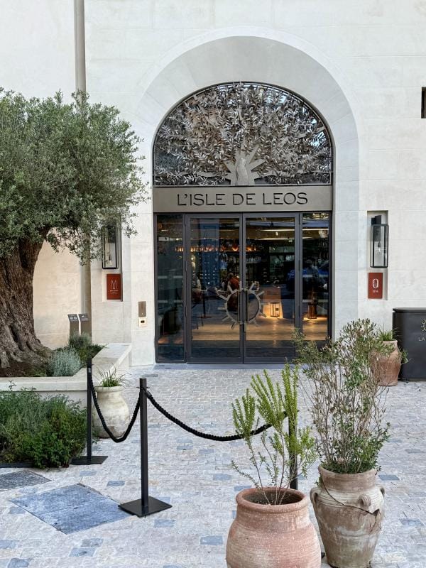 La façade habillée de son olivier centenaire © Emmanuel Laveran