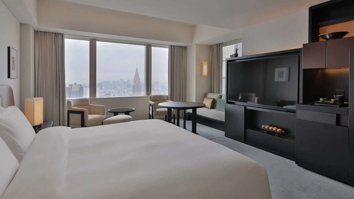 Une chambre élégante du Park Hyatt Tokyo avec vue sur la ville