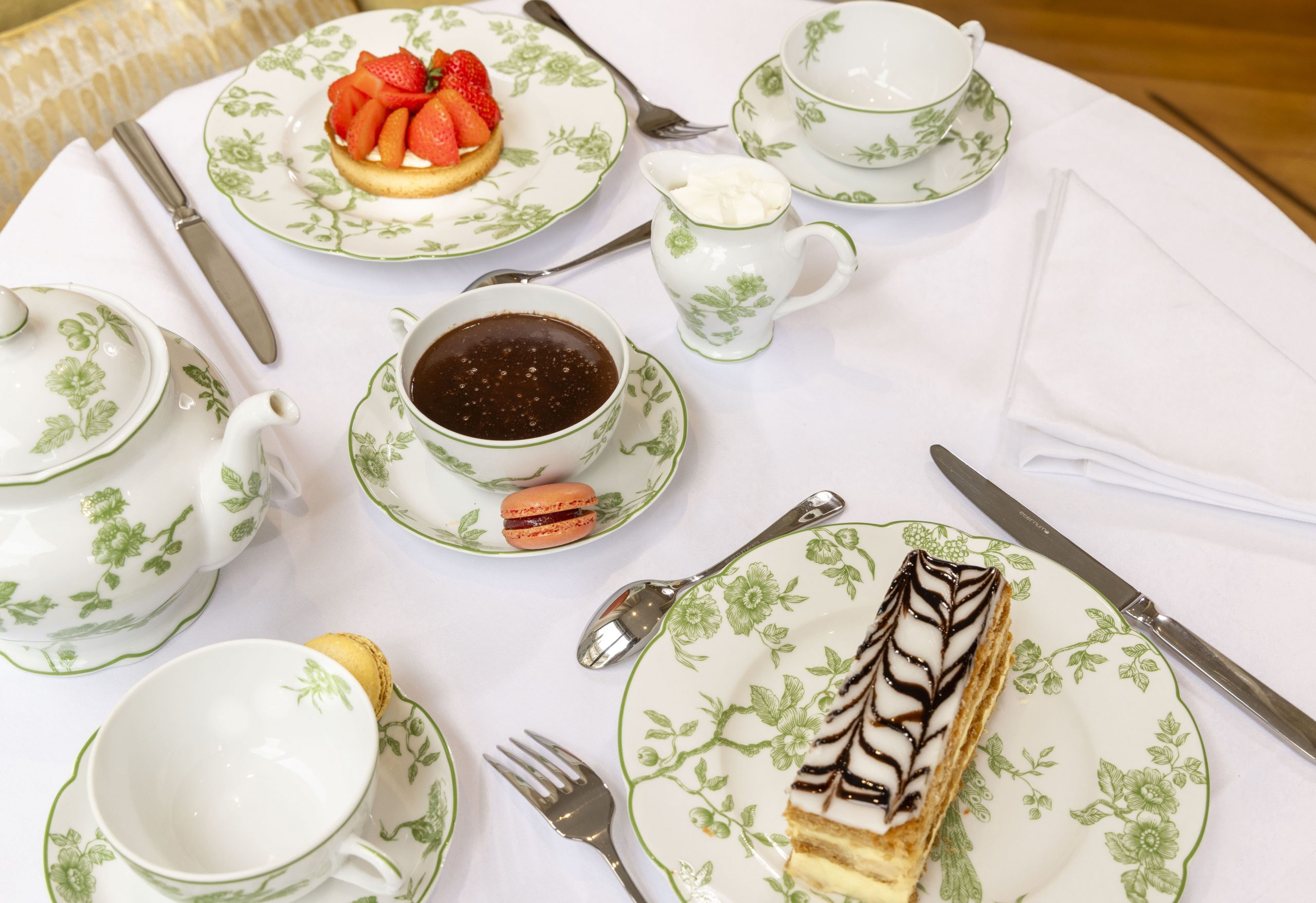 Claridge Lounge thé Mariage Frères chocolat Angelina pâtisseries Paris tea time luxe Triangle d'Or