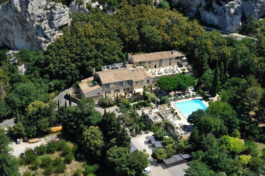 Baumanière Les Baux-de-Provence — piscine et bastide