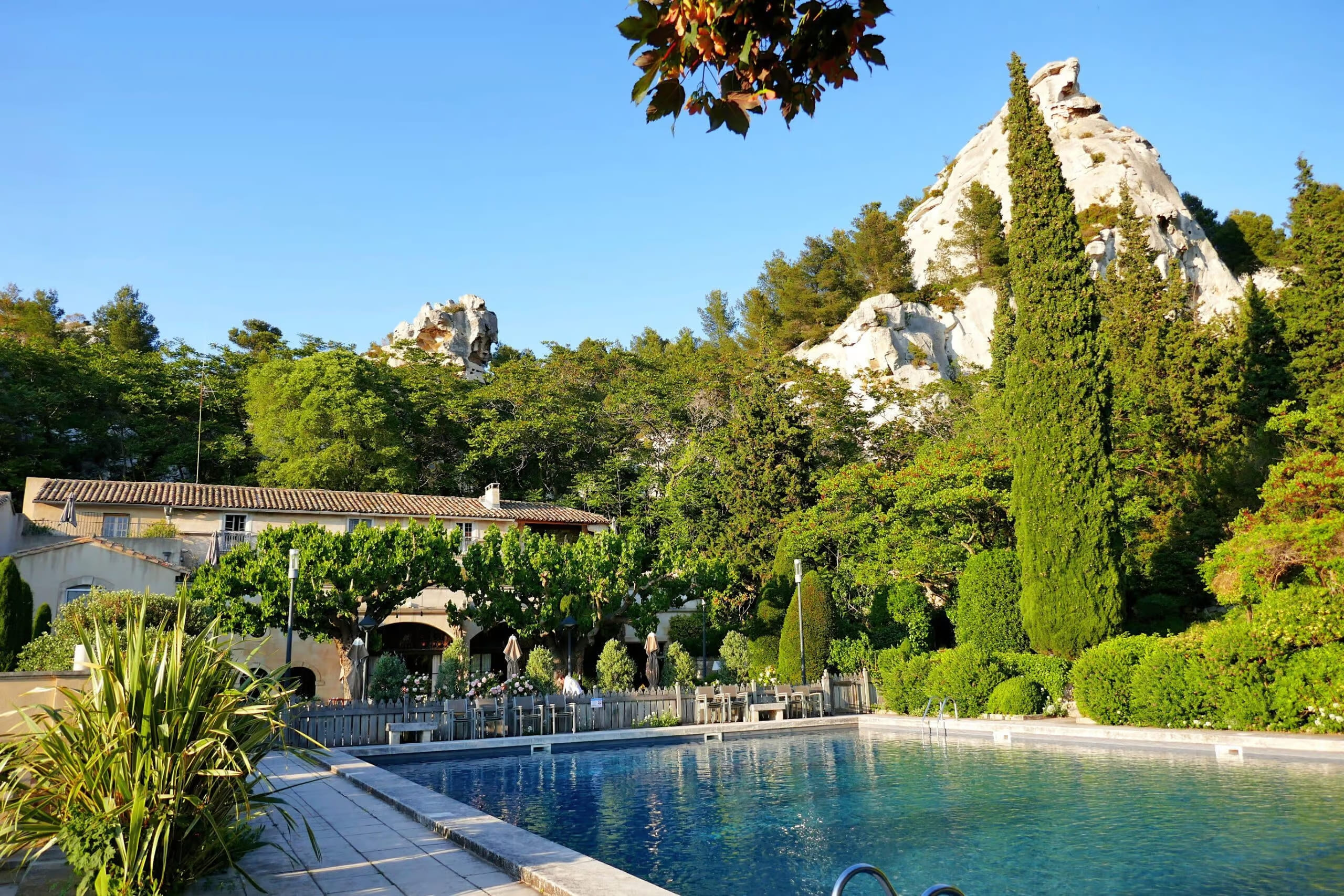 Baumanière Les Baux-de-Provence — piscine et bastide