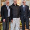 Le Dr Mayrhofer, Zinédine Zidane et le PDG Stefano Plotegher sur la pelouse du Palace Merano