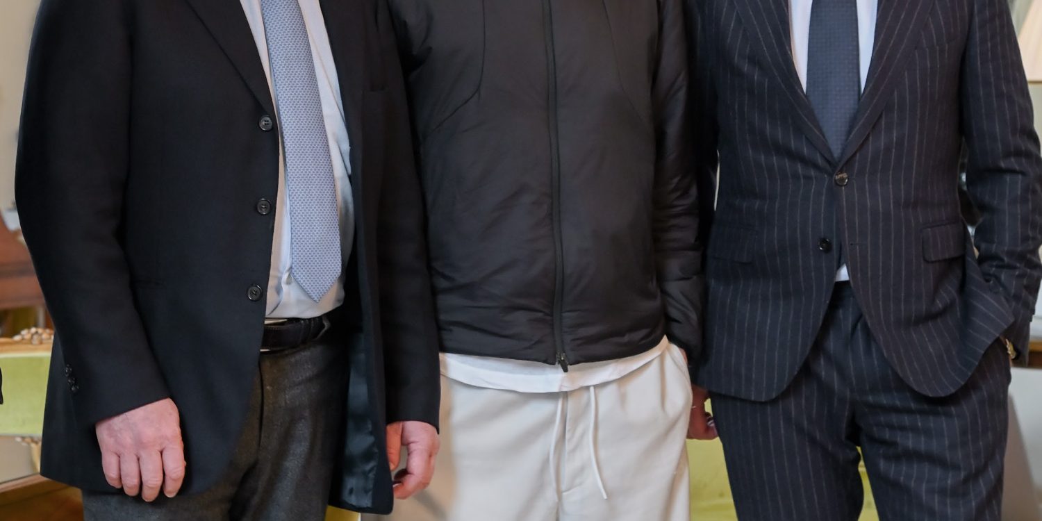 Le Dr Mayrhofer, Zinédine Zidane et le PDG Stefano Plotegher sur la pelouse du Palace Merano