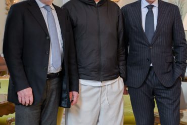 Le Dr Mayrhofer, Zinédine Zidane et le PDG Stefano Plotegher sur la pelouse du Palace Merano