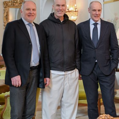Le Dr Mayrhofer, Zinédine Zidane et le PDG Stefano Plotegher sur la pelouse du Palace Merano