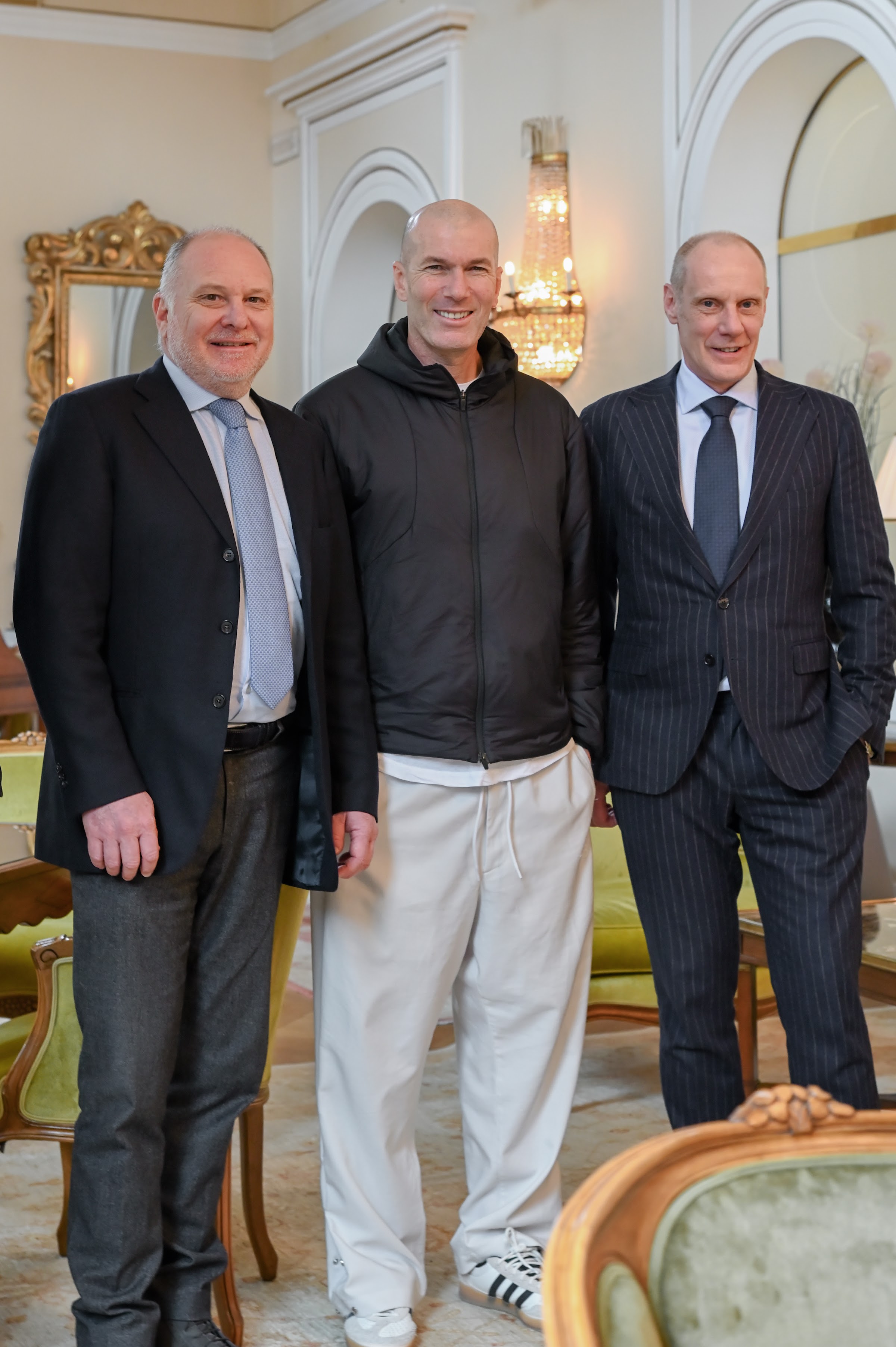 Le Dr Mayrhofer, Zinédine Zidane et le PDG Stefano Plotegher sur la pelouse du Palace Merano