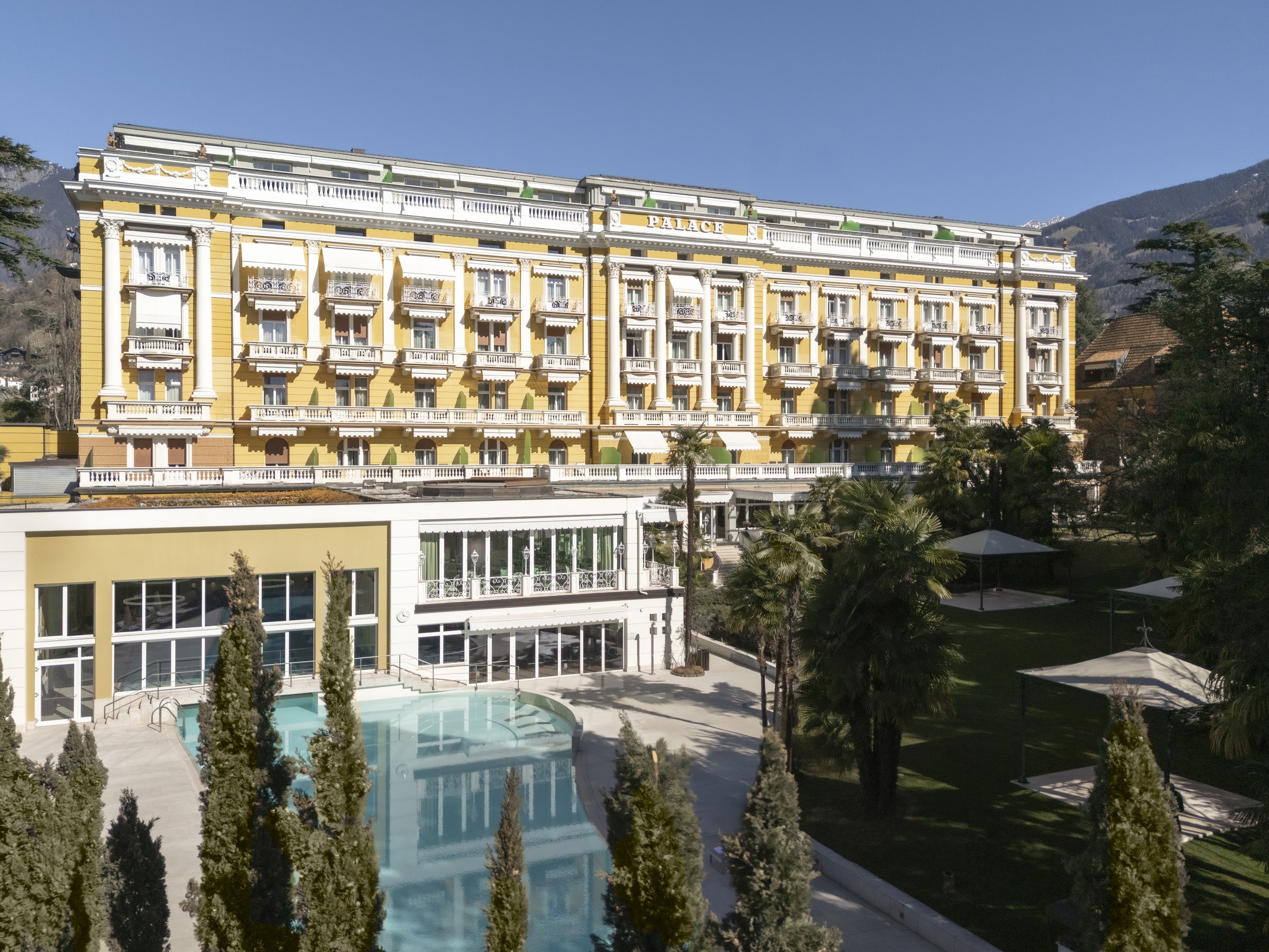 Vue du parc et de la piscine extérieure 31 mètres du Palace Merano