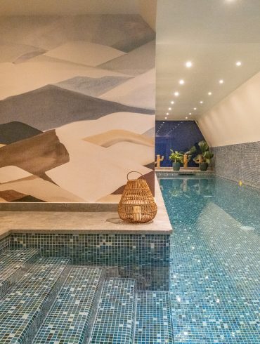 Piscine intérieure du spa Parister, lumière naturelle, mosaïque bleue