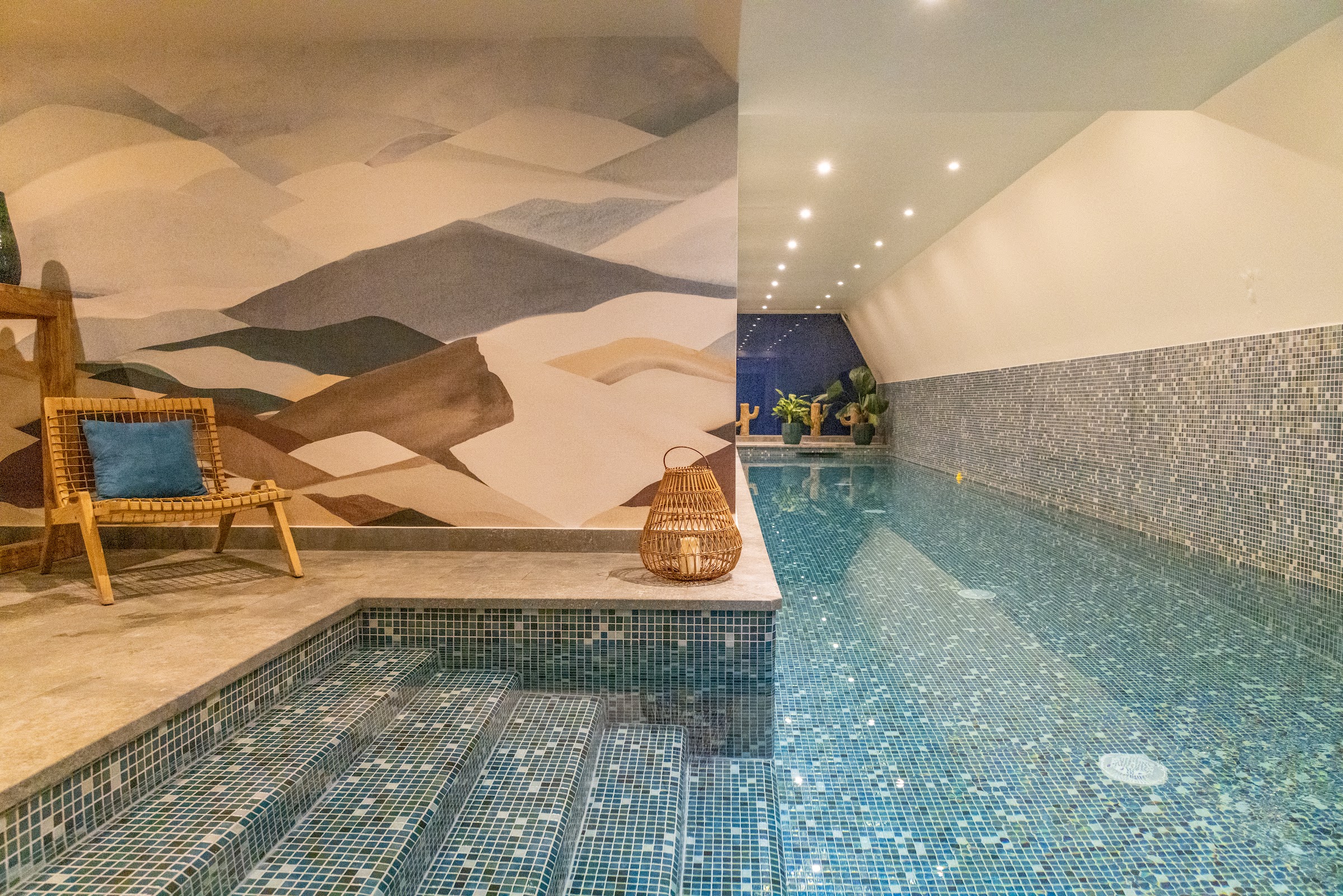 Piscine intérieure du spa Parister, lumière naturelle, mosaïque bleue