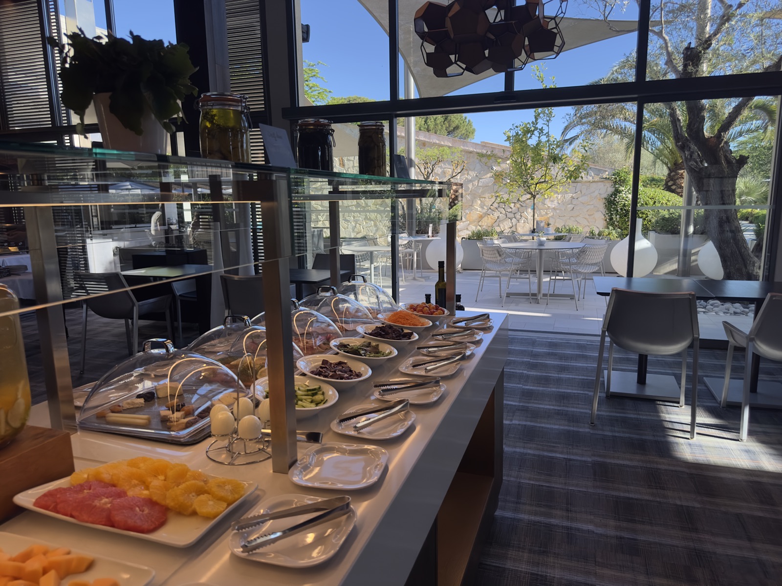 Salle et terrasse du petit-déjeuner Hôtel Sezz Saint-Tropez