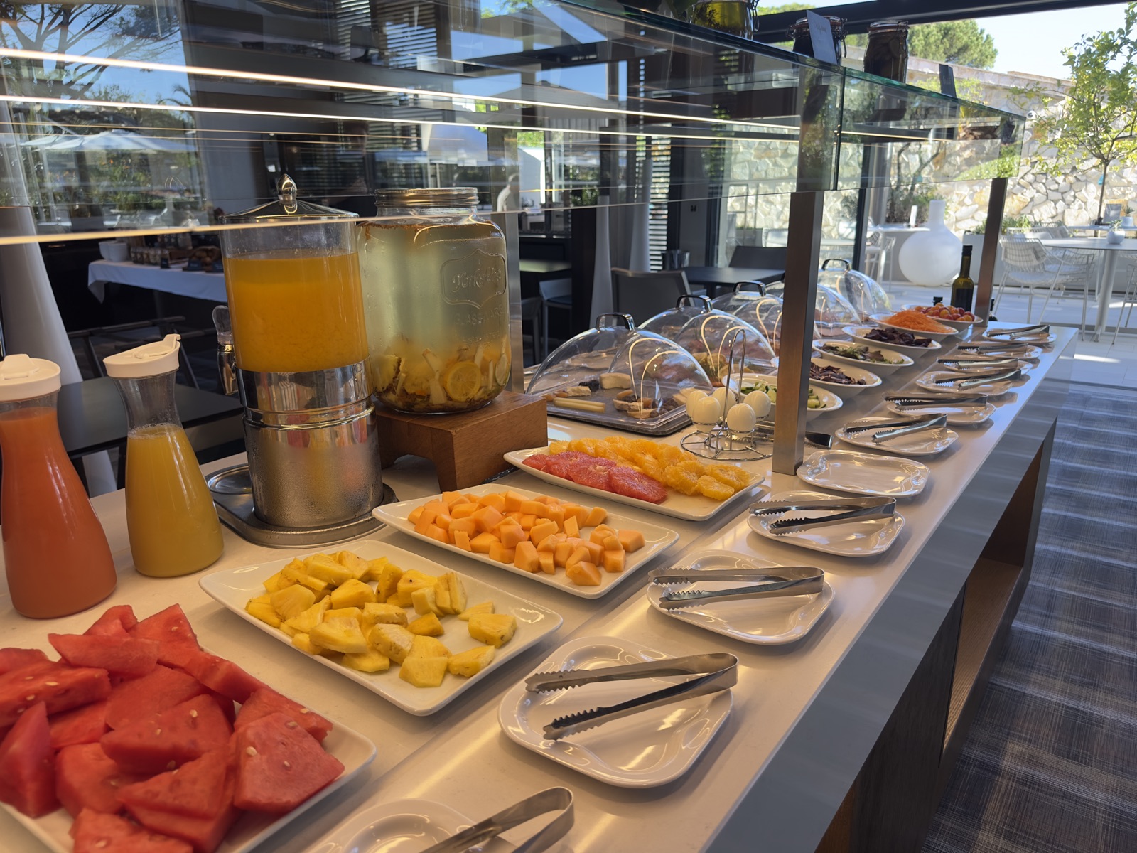 Petit-déjeuner buffet fruits frais et jus Hôtel Sezz Saint-Tropez