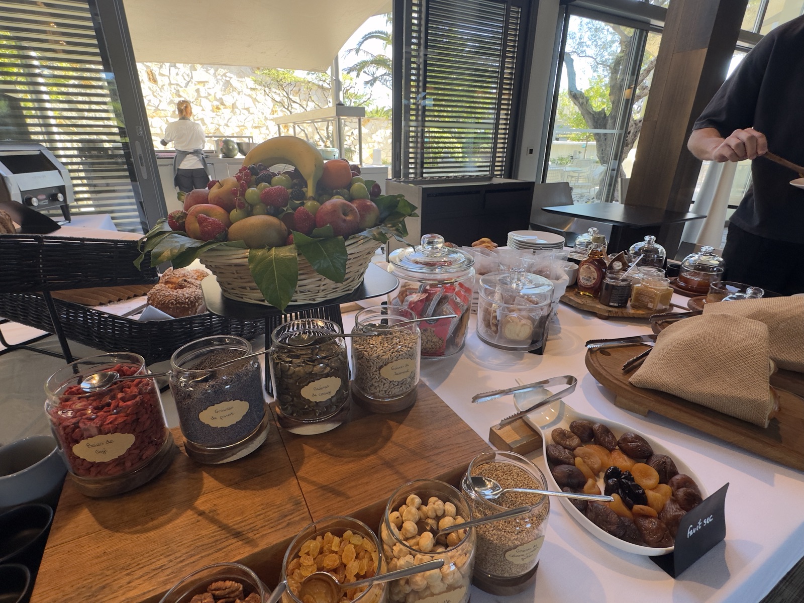 Panier de fruits frais et superfoods petit-déjeuner Hôtel Sezz Saint-Tropez