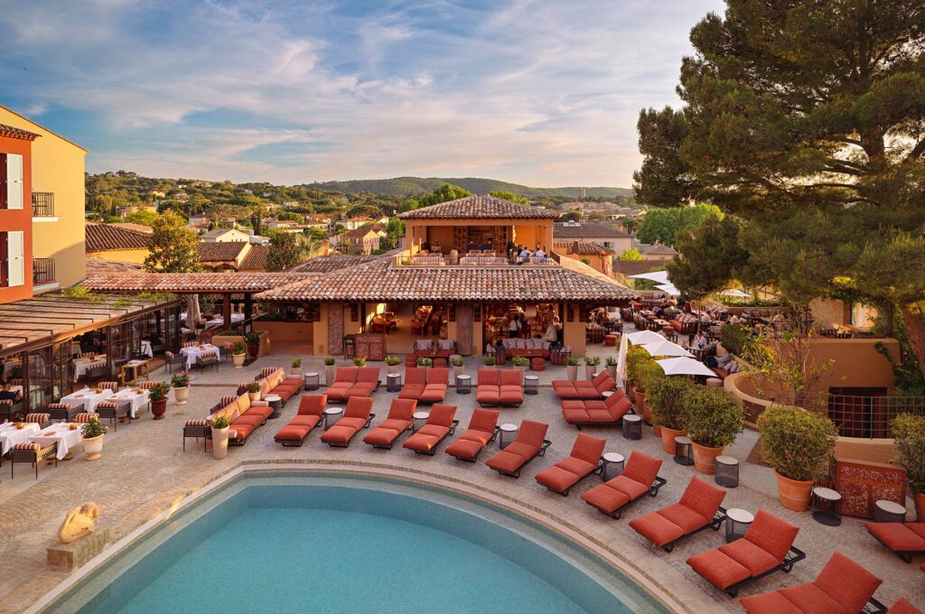 Vue aérienne piscine Byblos Saint-Tropez avec transats orange