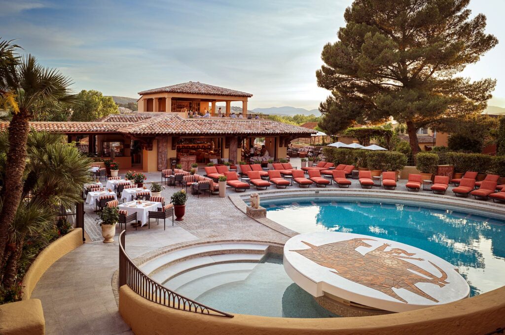 Piscine du Byblos Saint-Tropez avec mosaïque emblématique