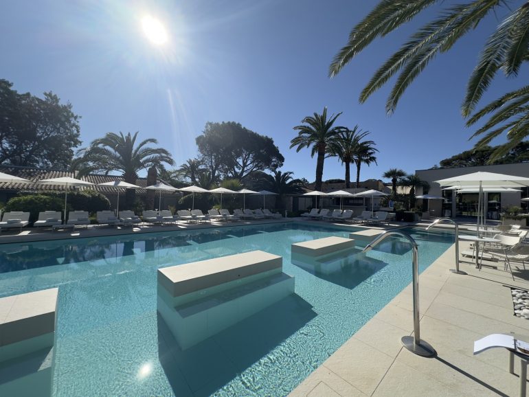 Notre avis complet sur l&rsquo;hôtel Sezz à Saint-Tropez : design, sérénité et table étoilée à deux pas de la plage