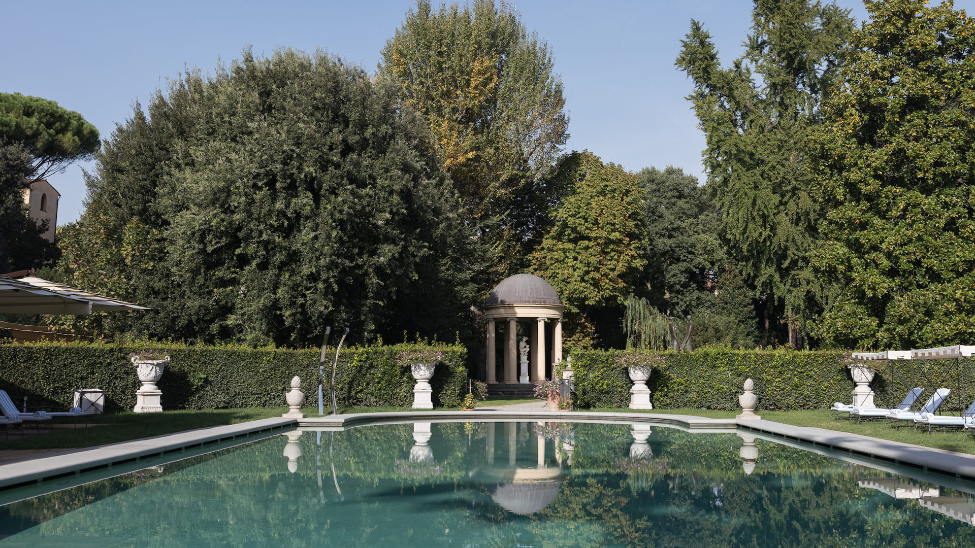 Piscine du Four Seasons Hotel Firenze face au temple néoclassique