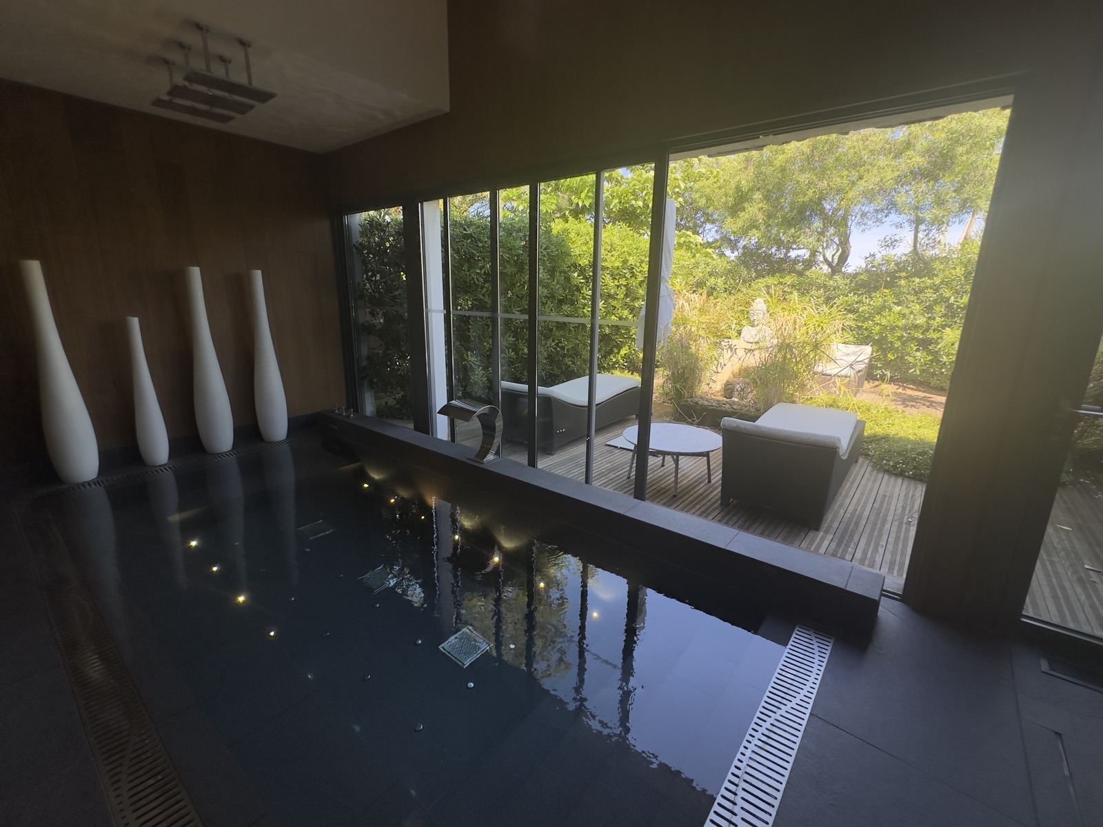 Piscine intérieure design et spa Hôtel Sezz Saint-Tropez