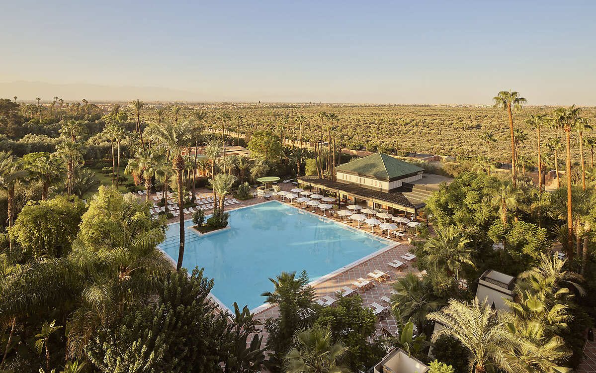 Vue aérienne piscine La Mamounia Marrakech avec oasis