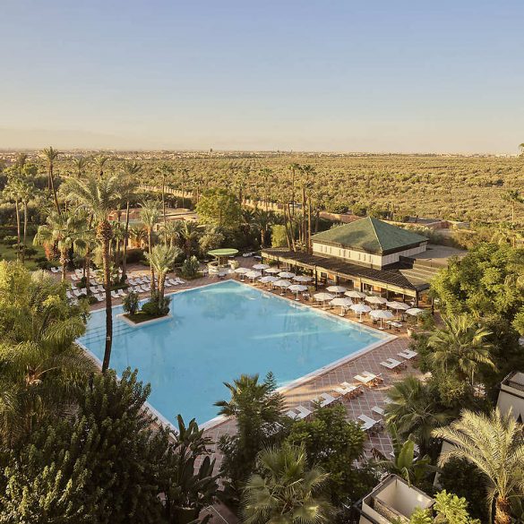 Vue aérienne piscine La Mamounia Marrakech avec oasis