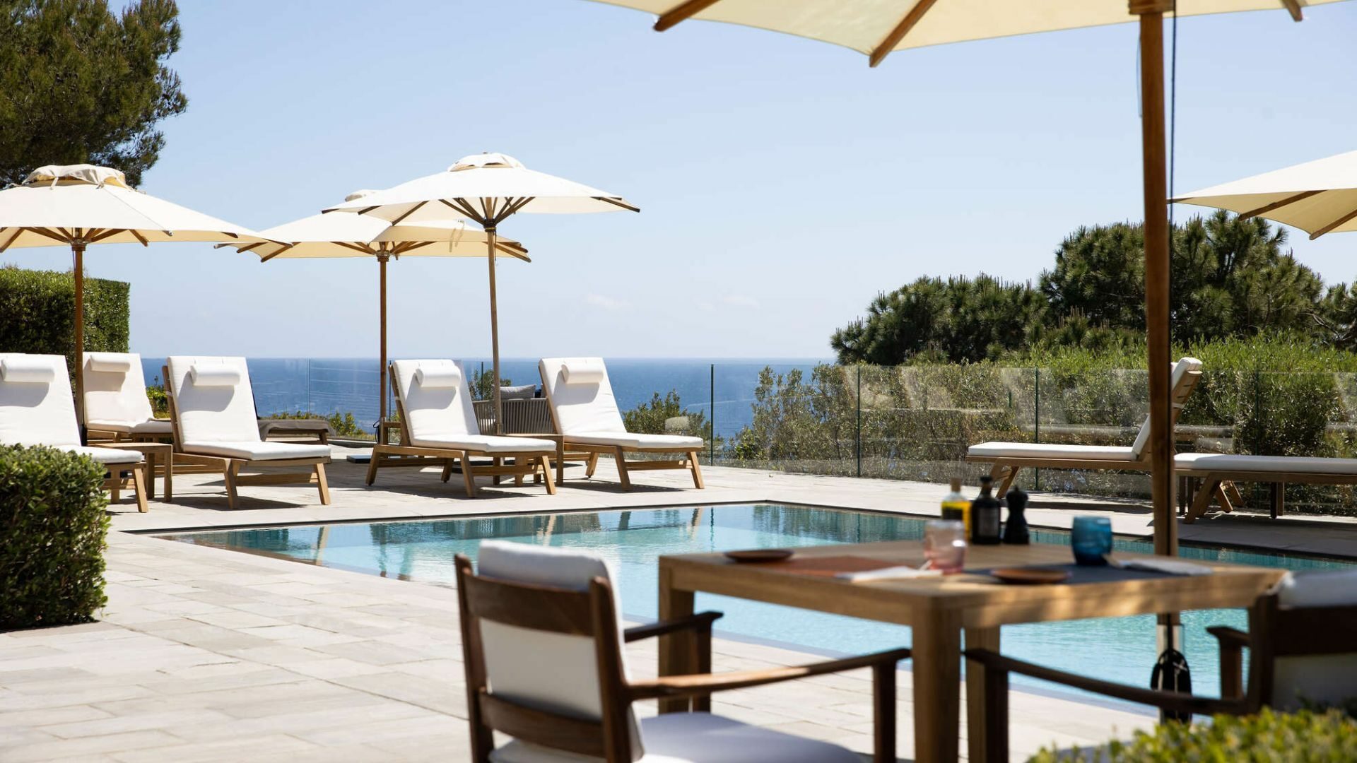 Piscine de La Réserve Ramatuelle avec vue mer Méditerranée