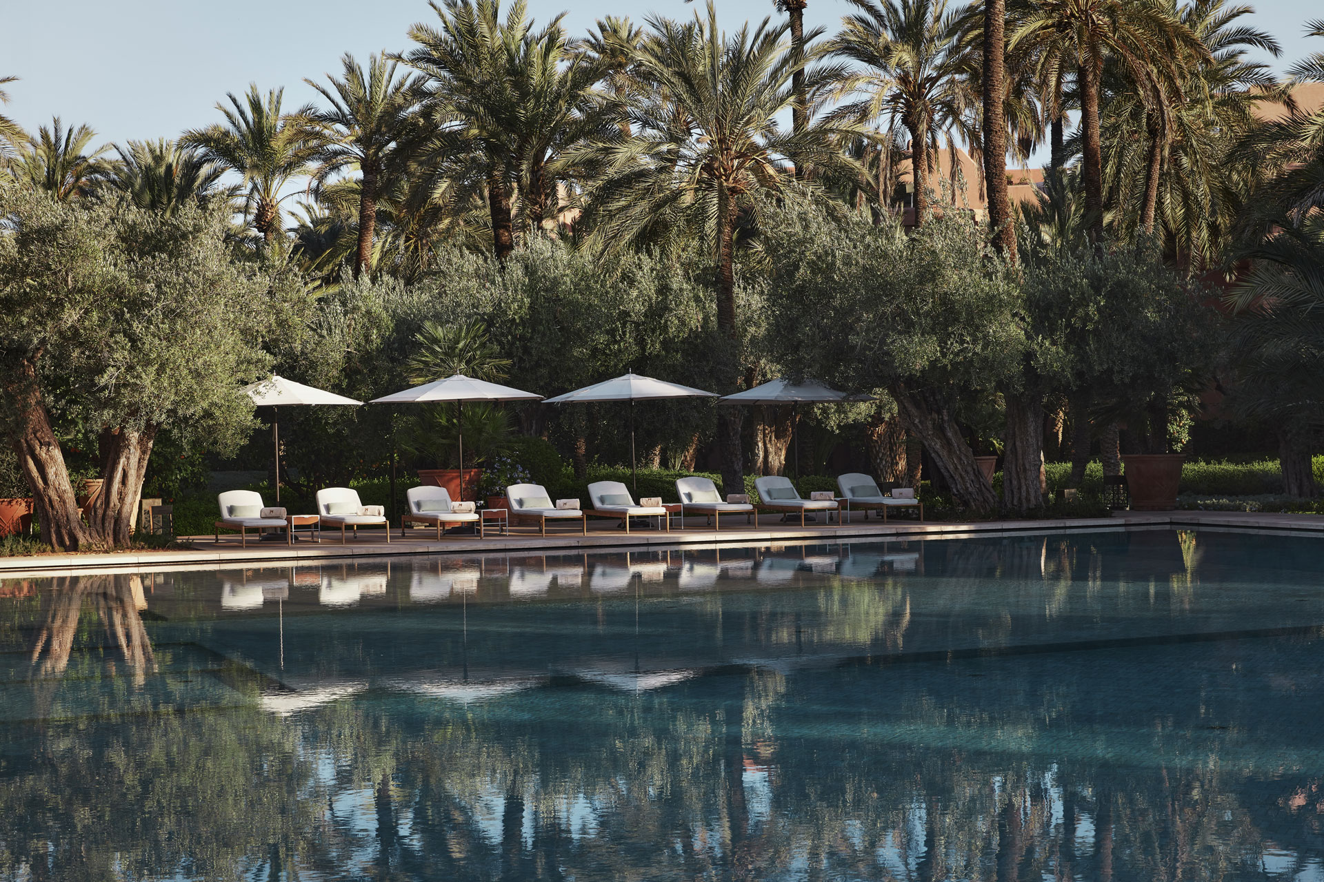 Piscine extérieure Royal Mansour Marrakech avec palmiers