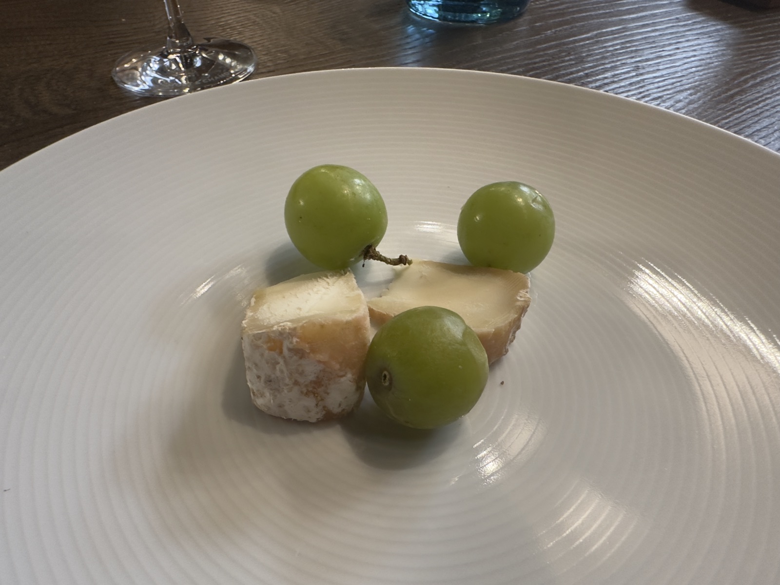 Plateau de fromages et raisin frais au restaurant Colette