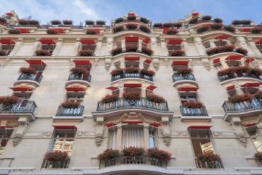 Plaza Athenee Paris — vue extérieure