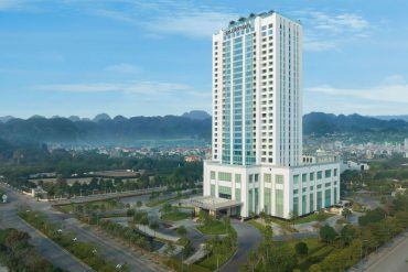Pullman Ninh Binh, tour de 29 étages dominant les massifs karstiques vietnamiens