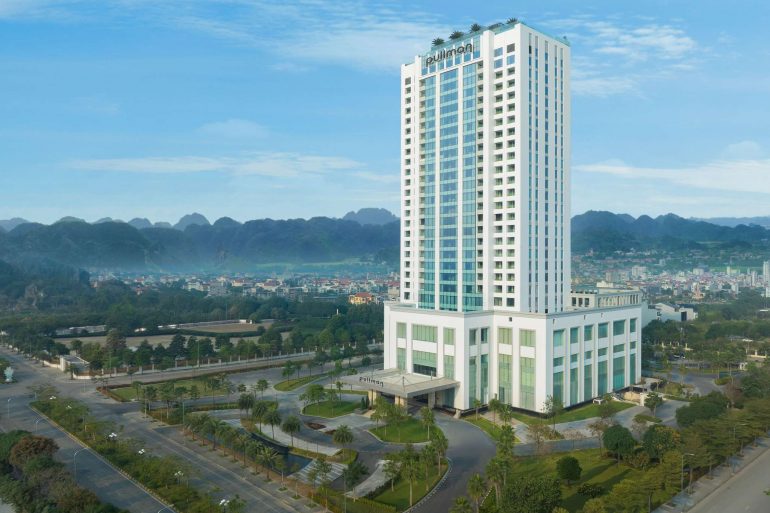 Pullman Ninh Binh, tour de 29 étages dominant les massifs karstiques vietnamiens