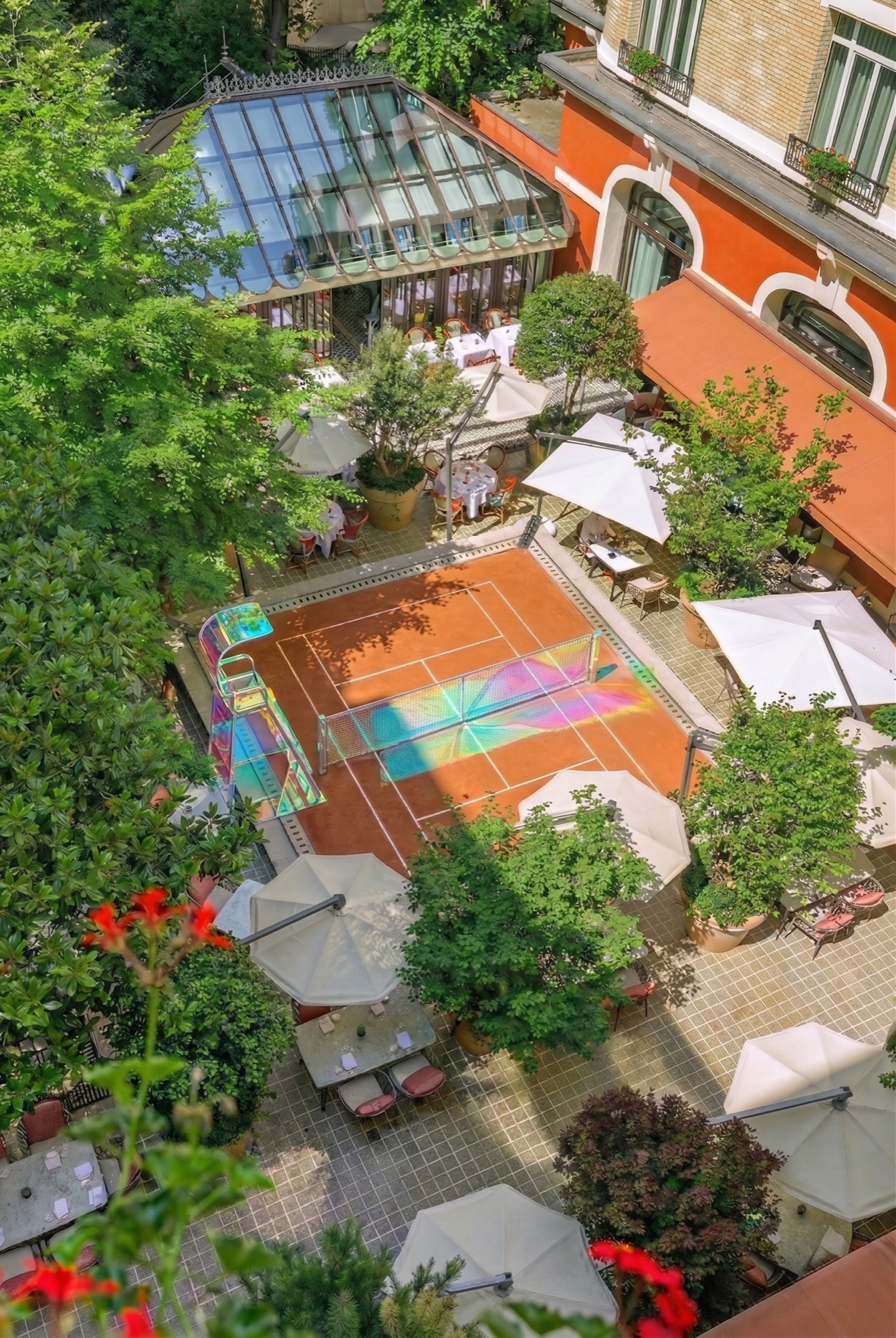 Bassin du Royal Monceau transformé en court de tennis