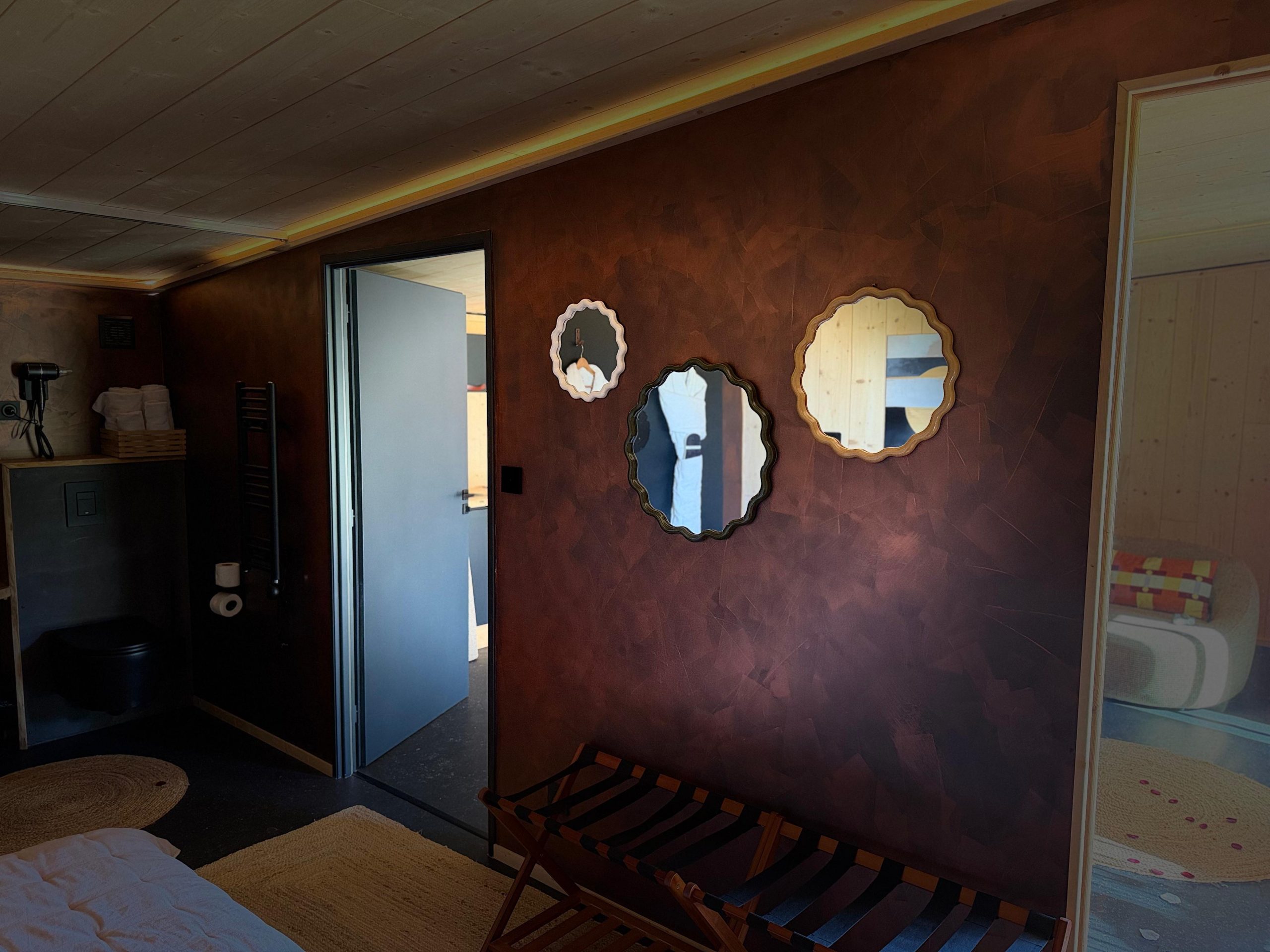 Salle d eau lodge Pépite finitions chaleureuses miroirs design pétales
