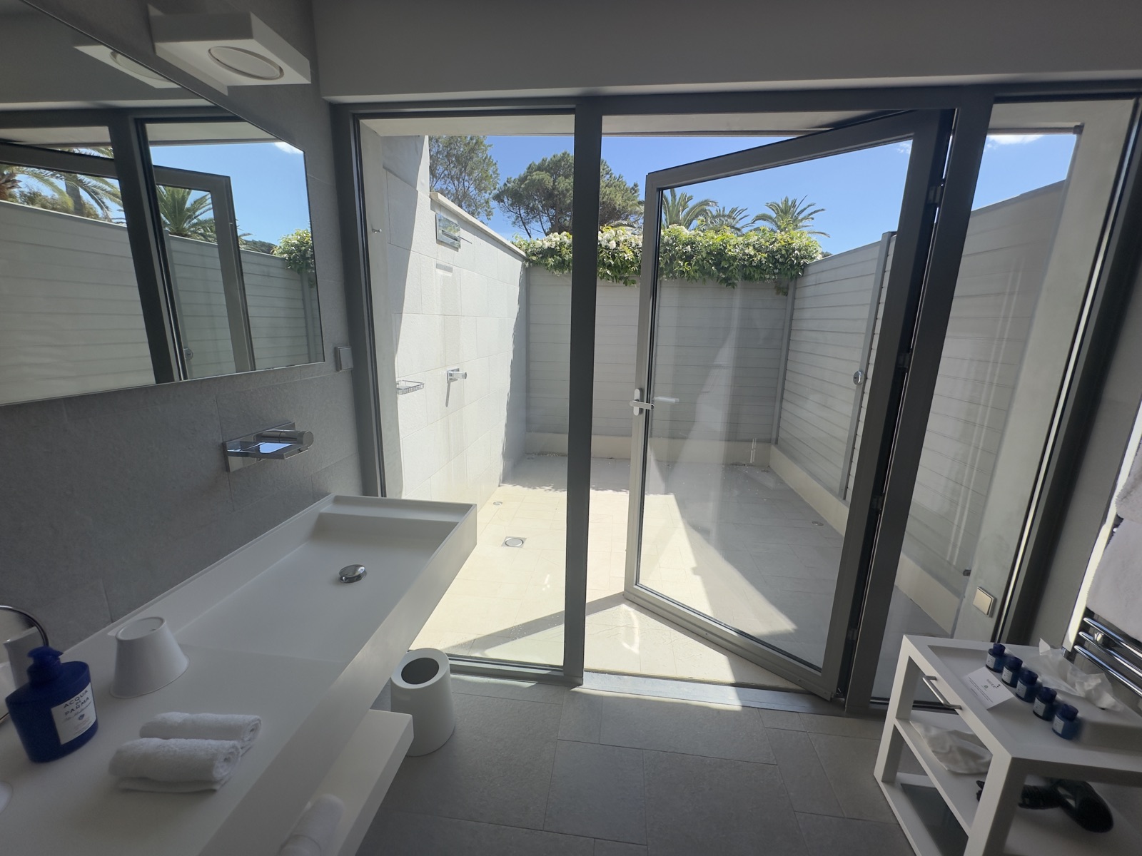 Douche extérieure sur terrasse privée à l'Hôtel Sezz Saint-Tropez