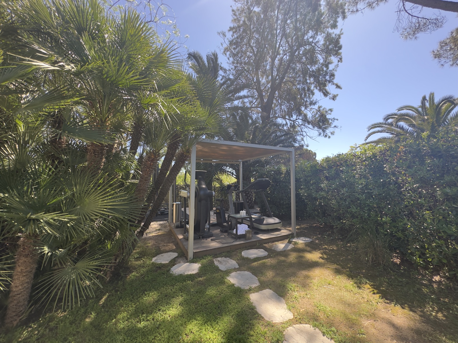 Salle de fitness extérieure dans le jardin Hôtel Sezz Saint-Tropez