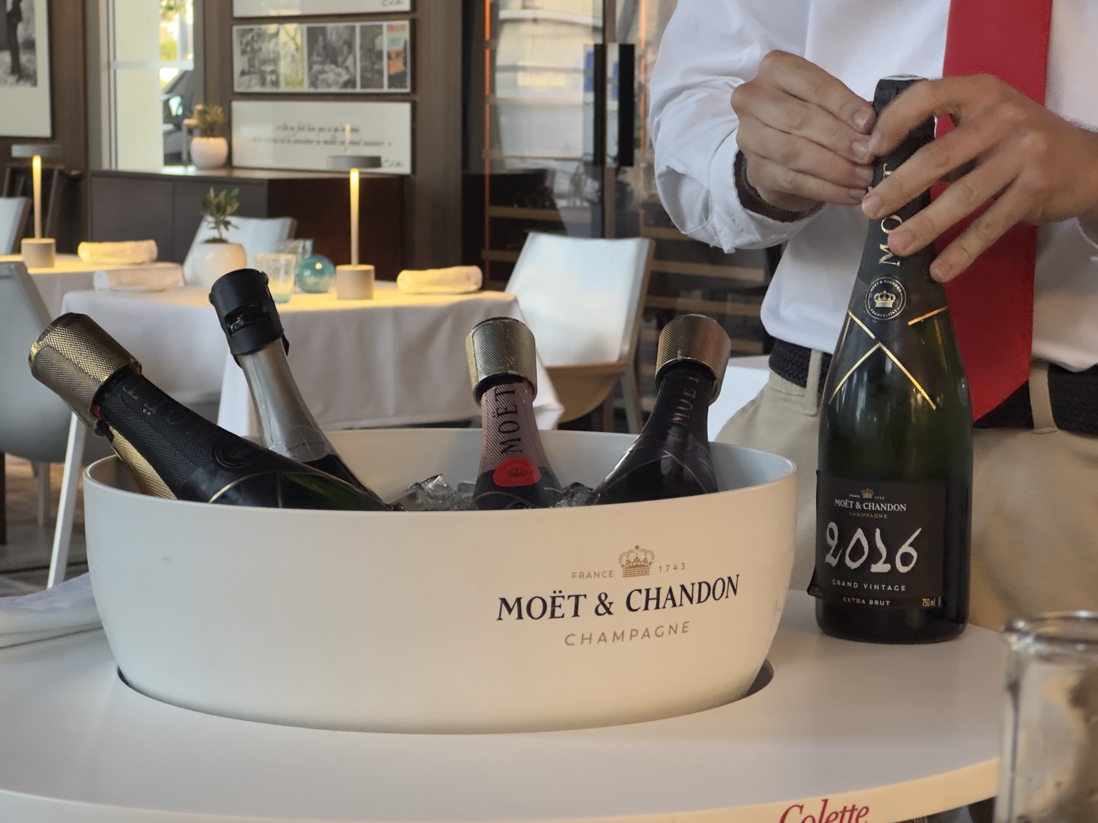 Service champagne Moët & Chandon Grand Vintage 2026 au restaurant Colette