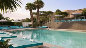 Hôtels avec piscine à Marseille · classement officiel 2026 · piscine rooftop Sofitel Vieux-Port vue Notre-Dame-de-la-Garde