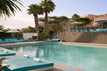 Hôtels avec piscine à Marseille · classement officiel 2026 · piscine rooftop Sofitel Vieux-Port vue Notre-Dame-de-la-Garde