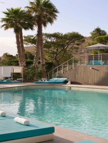 Hôtels avec piscine à Marseille · classement officiel 2026 · piscine rooftop Sofitel Vieux-Port vue Notre-Dame-de-la-Garde