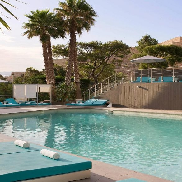 Hôtels avec piscine à Marseille · classement officiel 2026 · piscine rooftop Sofitel Vieux-Port vue Notre-Dame-de-la-Garde