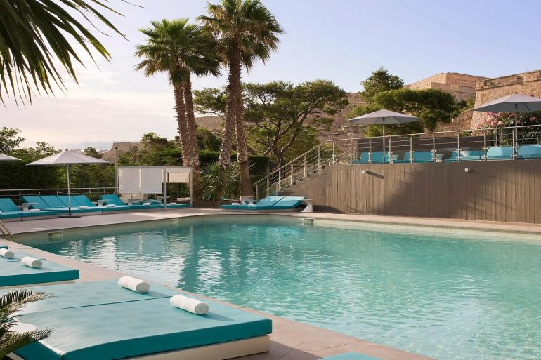 Hôtels avec piscine à Marseille · classement officiel 2026 · piscine rooftop Sofitel Vieux-Port vue Notre-Dame-de-la-Garde