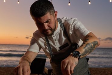 Chef Patricio Mardones prépare un poisson sur grill au coucher du soleil, plage du Sublime Samana Hotel & Residences
