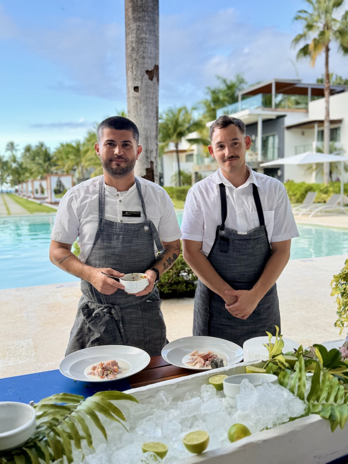 Chefs Patricio Mardones et Luis Maier au bord de la piscine du Sublime Samana Hotel & Residences à Las Terrenas